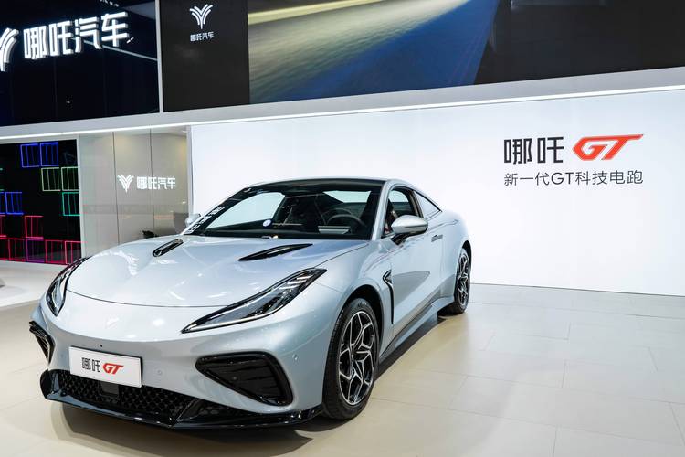 惠州165哪吒汽车在智能汽车领域的表现，领途汽车在新能源汽车市场中的影响力